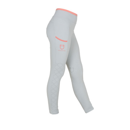 Meisjeslegging met geperforeerde decoraties