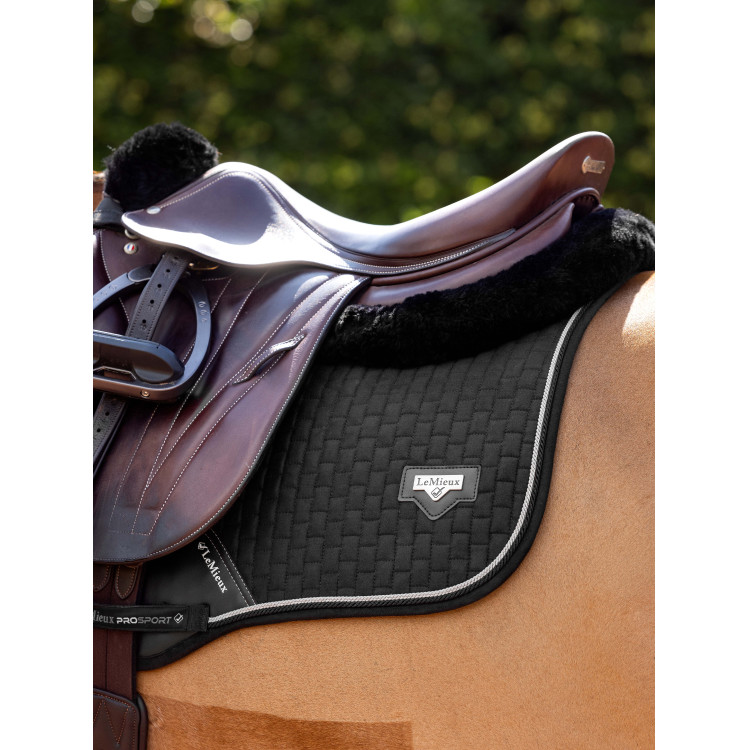 LeMieux Suede Power Close Contact Vierkant Zadeldek LeMieux Suede Power Close Contact Vierkant Zadeldek