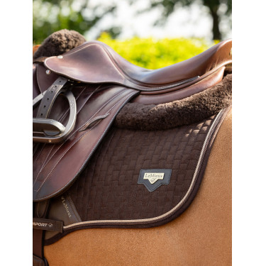 LeMieux Suede Power Close Contact Vierkant Zadeldek LeMieux Suede Power Close Contact Vierkant Zadeldek