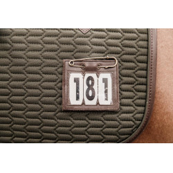 PVC Nummerhouder met veiligheidsspeld Kentucky Bruin PVC Nummerhouder met veiligheidsspeld Kentucky Bruin