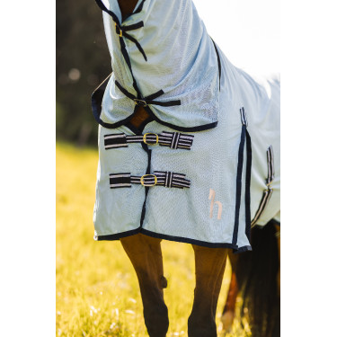 Vliegendeken Freja Horze met halsstuk Lichtblauw Vliegendeken Freja Horze met halsstuk Lichtblauw