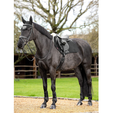 LeMieux Merino+ Gevoerde Suede EuroJump Square Schokdempend Zadeldek Zwart / natuur LeMieux Merino+ Gevoerde Suede EuroJump Square Schokdempend Zadeldek Zwart / natuur