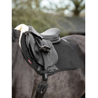 LeMieux Merino+ Gevoerde Suede EuroJump Square Schokdempend Zadeldek Zwart / zwart