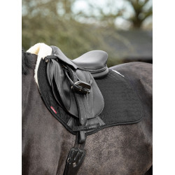 LeMieux Merino+ Gevoerde Suede EuroJump Square Schokdempend Zadeldek Zwart / natuur LeMieux Merino+ Gevoerde Suede EuroJump Square Schokdempend Zadeldek Zwart / natuur