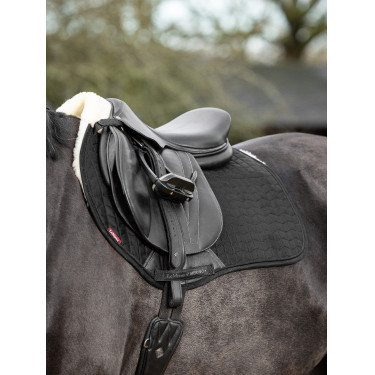 LeMieux Merino+ Gevoerde Suede EuroJump Square Schokdempend Zadeldek Zwart / natuur LeMieux Merino+ Gevoerde Suede EuroJump Square Schokdempend Zadeldek Zwart / natuur