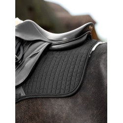 LeMieux Merino+ Gevoerde Suede EuroJump Square Schokdempend Zadeldek Zwart / natuur LeMieux Merino+ Gevoerde Suede EuroJump Square Schokdempend Zadeldek Zwart / natuur