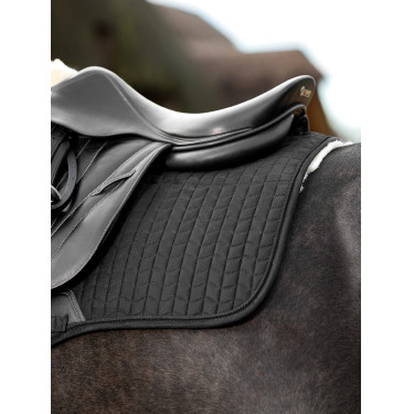 LeMieux Merino+ Gevoerde Suede EuroJump Square Schokdempend Zadeldek Zwart / natuur LeMieux Merino+ Gevoerde Suede EuroJump Square Schokdempend Zadeldek Zwart / natuur