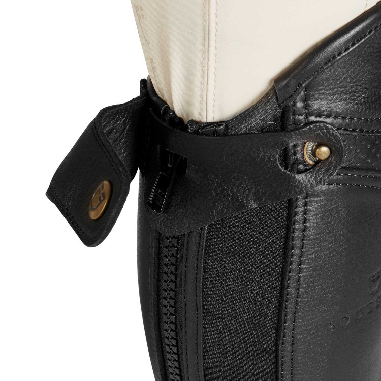 Uniseks mini-chaps van geperforeerd leer voor maximaal comfort Salisbury Equestro Uniseks mini-chaps van geperforeerd leer voor maximaal comfort Salisbury Equestro