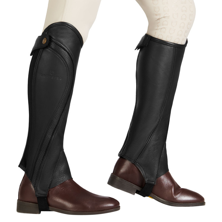Uniseks mini-chaps van geperforeerd leer voor maximaal comfort Salisbury Equestro Uniseks mini-chaps van geperforeerd leer voor maximaal comfort Salisbury Equestro