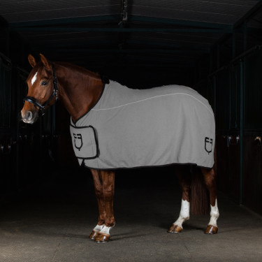 Fleece deken met voorflap sluiting GP Equestro Grijs Fleece deken met voorflap sluiting GP Equestro Grijs