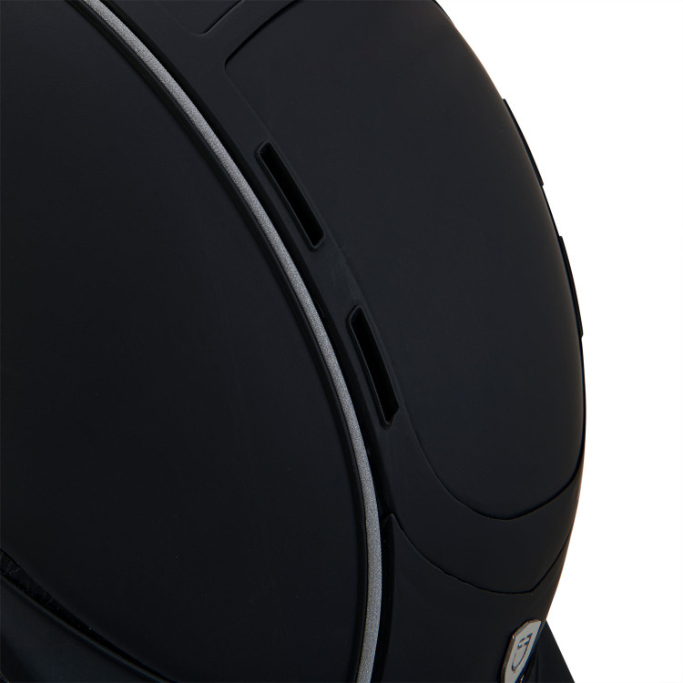 Phantom-helm met frontaal logo en leren inzetstukken van Equestro Phantom-helm met frontaal logo en leren inzetstukken van Equestro