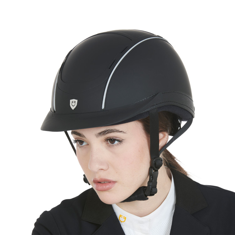 Phantom-helm met frontaal logo en leren inzetstukken van Equestro Phantom-helm met frontaal logo en leren inzetstukken van Equestro