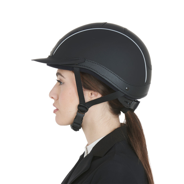 Phantom-helm met frontaal logo en leren inzetstukken van Equestro Phantom-helm met frontaal logo en leren inzetstukken van Equestro
