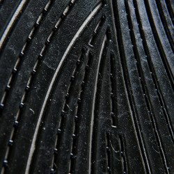 Traagschuim schokdemper met hexagonale gelgrip en voorwaartse verhoging Acavallo Wit