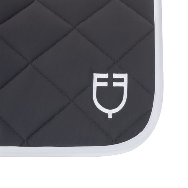 Technische stof dressuurdek met geborduurd logo White Line Equestro Asfalt Grijs Technische stof dressuurdek met geborduurd logo White Line Equestro Asfalt Grijs