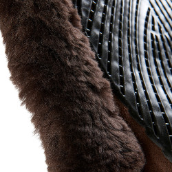 Springdeken Numnah met gelgrip aan beide zijden en volledige schapenvacht rand Acavallo Bruin / bruin Springdeken Numnah met gelgrip aan beide zijden en volledige schapenvacht rand Acavallo Bruin / bruin