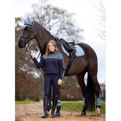 LeMieux Suede Close Contact Vierkant Zadeldek Gletsjer Blauw LeMieux Suede Close Contact Vierkant Zadeldek Gletsjer Blauw