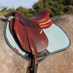 LeMieux Suede Close Contact Vierkant Zadeldek Gletsjer Blauw LeMieux Suede Close Contact Vierkant Zadeldek Gletsjer Blauw