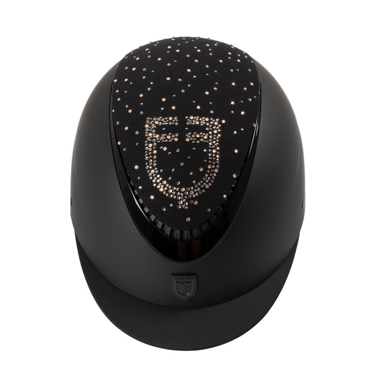 Matte helm met smalle vizier en logo in strass, goedgekeurd volgens EN 1384-2023 Equestro Matte helm met smalle vizier en logo in strass, goedgekeurd volgens EN 1384-2023 Equestro