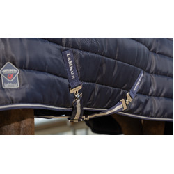 LeMieux Arika Stable-Tek deken 100 g Marine Marineblauw LeMieux Arika Stable-Tek deken 100 g Marine Marineblauw