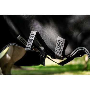 Horseware Rambo 1680D Turnout 450g VL deken Zwart / storm / zilvergrijs Horseware Rambo 1680D Turnout 450g VL deken Zwart / storm / zilvergrijs