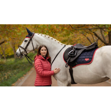 LeMieux Loire Classic Close Contact Square zadeldek Marine / cranberry Marineblauw LeMieux Loire Classic Close Contact Square zadeldek Marine / cranberry Marineblauw