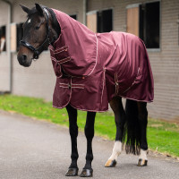 Imperial Riding Basic paddockdeken met afneembare fleece halsstuk Diep rood Imperial Riding Basic paddockdeken met afneembare fleece halsstuk Diep rood
