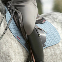 LeMieux Suede Close Contact Vierkant Zadeldek LeMieux Suede Close Contact Vierkant Zadeldek