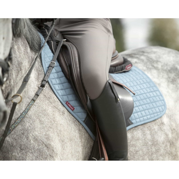 LeMieux Suede Close Contact Vierkant Zadeldek LeMieux Suede Close Contact Vierkant Zadeldek