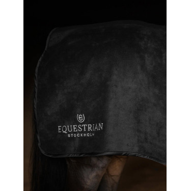 Vierkante fleece-zadeldekje Equestrian Stockholm Zwarte editie Vierkante fleece-zadeldekje Equestrian Stockholm Zwarte editie