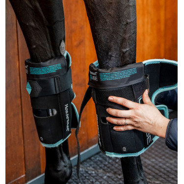 Horseware Ice-Vibe kniebeschermers Zwart / aqua Horseware Ice-Vibe kniebeschermers Zwart / aqua