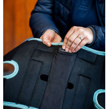 Horseware Ice-Vibe kniebeschermers Zwart / aqua Horseware Ice-Vibe kniebeschermers Zwart / aqua