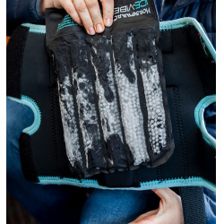 Horseware Ice-Vibe kniebeschermers Zwart / aqua Horseware Ice-Vibe kniebeschermers Zwart / aqua