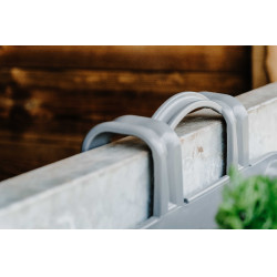 Hippotonic voederbak met haken en handvat Donkergrijs Hippotonic voederbak met haken en handvat Donkergrijs