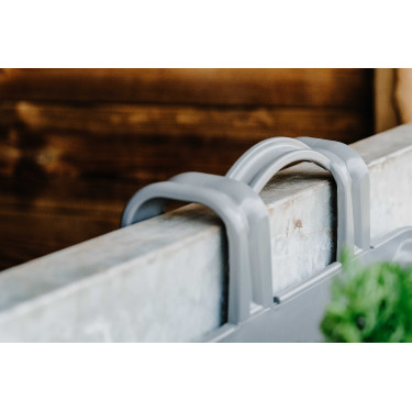 Hippotonic voederbak met haken en handvat Donkergrijs Hippotonic voederbak met haken en handvat Donkergrijs