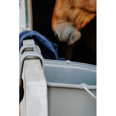 Hippotonic voederbak met haken en handvat Donkergrijs Hippotonic voederbak met haken en handvat Donkergrijs