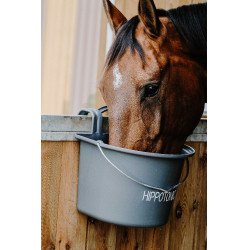 Hippotonic voederbak met haken en handvat Donkergrijs Hippotonic voederbak met haken en handvat Donkergrijs