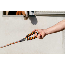 Hondenriem met handvat Equithème Haspen Zwart / oranje handvat Hondenriem met handvat Equithème Haspen Zwart / oranje handvat