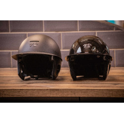 Pénélope matte helm met lange klep Pénélope matte helm met lange klep