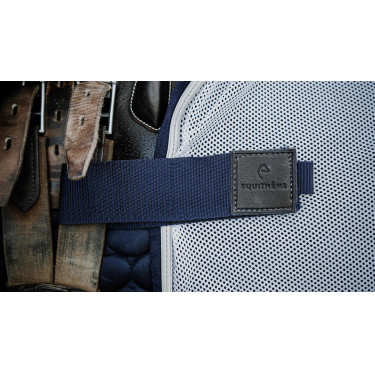 Vierkante Equithème Flycool-zadeldek voor de achterhand Marine / wit Blauw Vierkante Equithème Flycool-zadeldek voor de achterhand Marine / wit Blauw