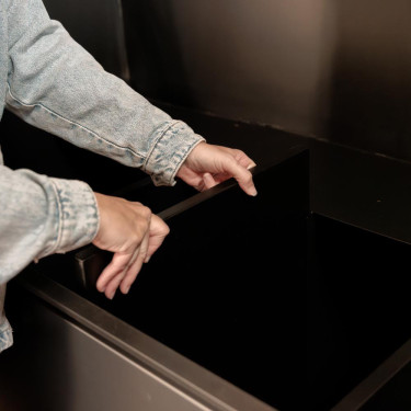 Aluminium voerbox Grooming Deluxe by Kentucky met wielen Zwart Aluminium voerbox Grooming Deluxe by Kentucky met wielen Zwart