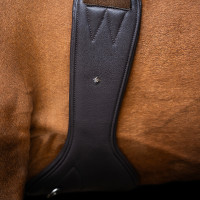 Imperial Riding anatomische springsingel met rolgespen Zwart