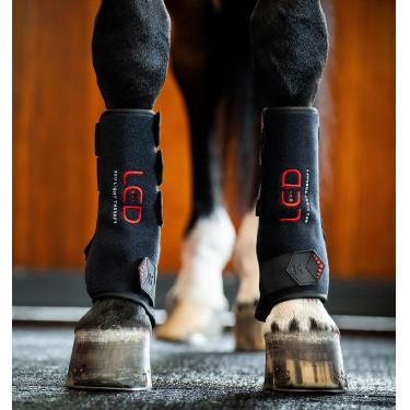 Horseware therapeutische peesbeschermers met rood LED-licht Zwart / zwart