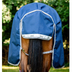Horseware Dekens High Neck Amigo® Bravo 12 Original 250g 1200D Marine / grijs titanium / zilver Marineblauw Horseware Dekens High Neck Amigo® Bravo 12 Original 250g 1200D Marine / grijs titanium / zilver Marineblauw