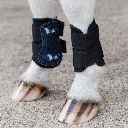 Turnoutschoenen pony’s zwart met paardenmotief | Ruitersport Turnoutschoenen pony’s zwart met paardenmotief | Ruitersport