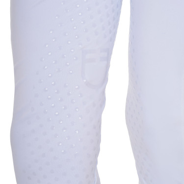 Meisjeslegging met geperforeerde decoraties