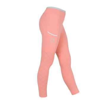 Meisjeslegging met geperforeerde decoraties