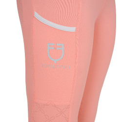 Meisjeslegging met geperforeerde decoraties