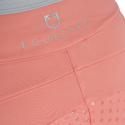 Meisjeslegging met geperforeerde decoraties