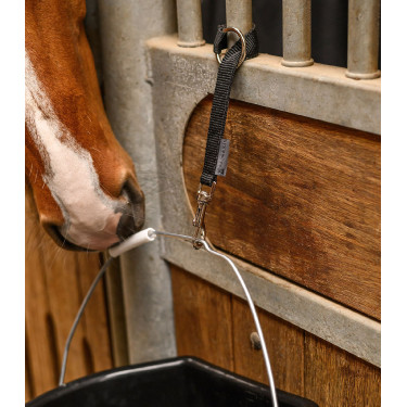 Functionele houder voor liksteenemmer en paardenspeelgoed
